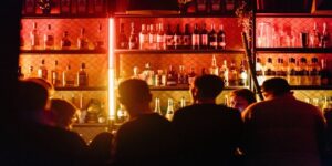 Τσεχία: Ανοίγουν μπαρ και εστιατόρια