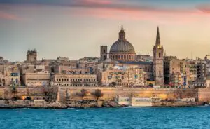 Η Μάλτα λέει ότι έφτασε στα επίπεδα ανοσίας της αγέλης και περιμένει τουρίστες