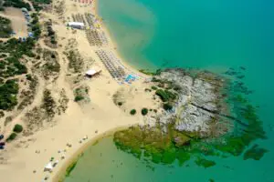 Η μαγευτική παραλία στην Καβάλα που θέλει… προσοχή