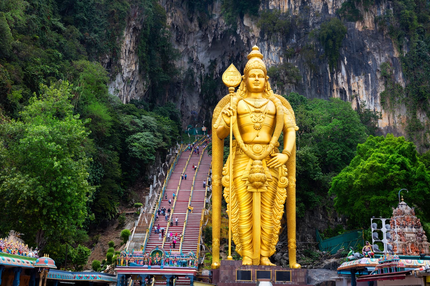 Άγαλμα και είσοδος σπηλαίων Batu κοντά στην Κουάλα Λουμπούρ, Μαλαισία