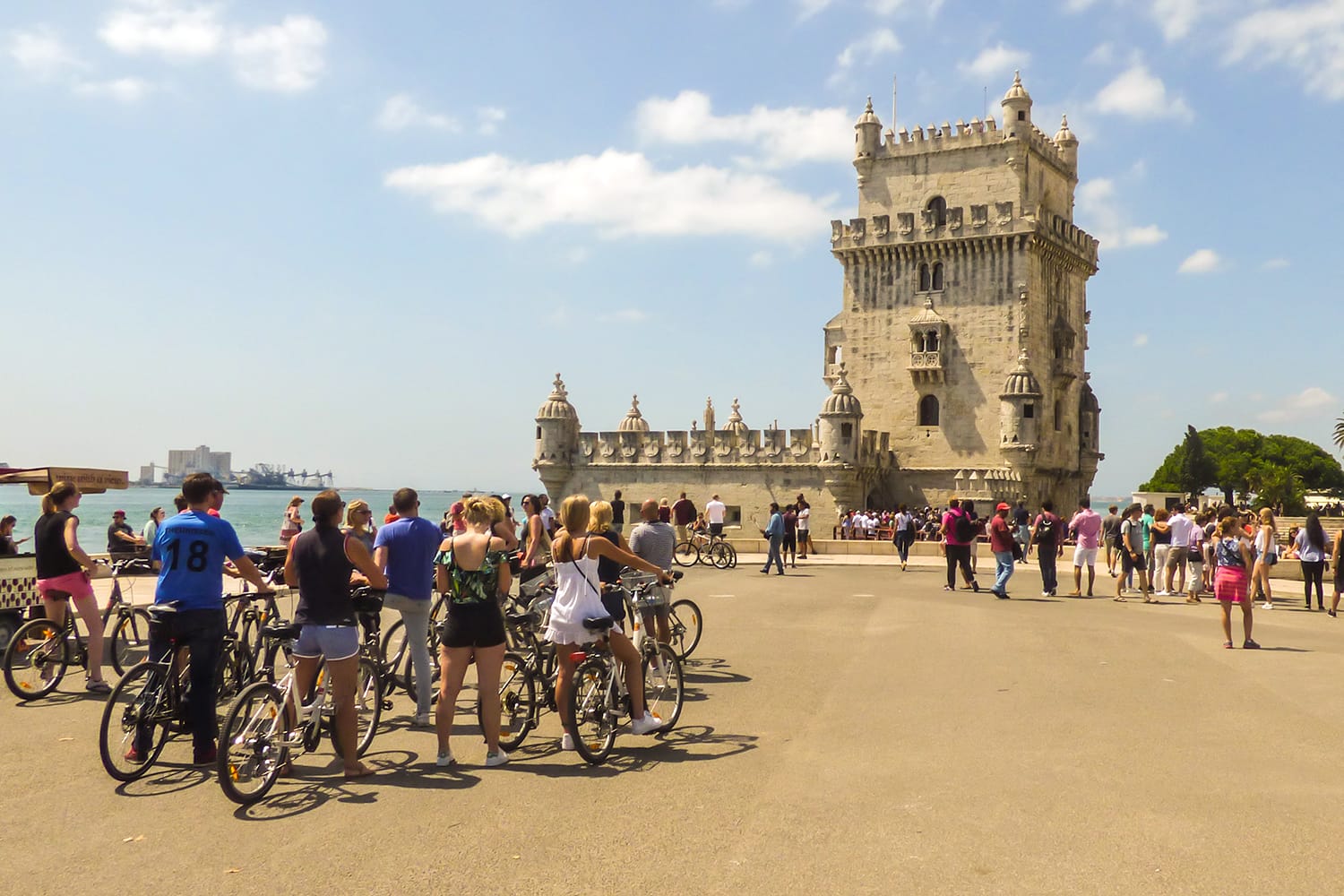 Πλήθος τουριστών και ανθρώπων σε περιηγήσεις με ποδήλατο γύρω από τον πύργο Belem, δημοφιλές ορόσημο στη Λισαβόνα, Πορτογαλία