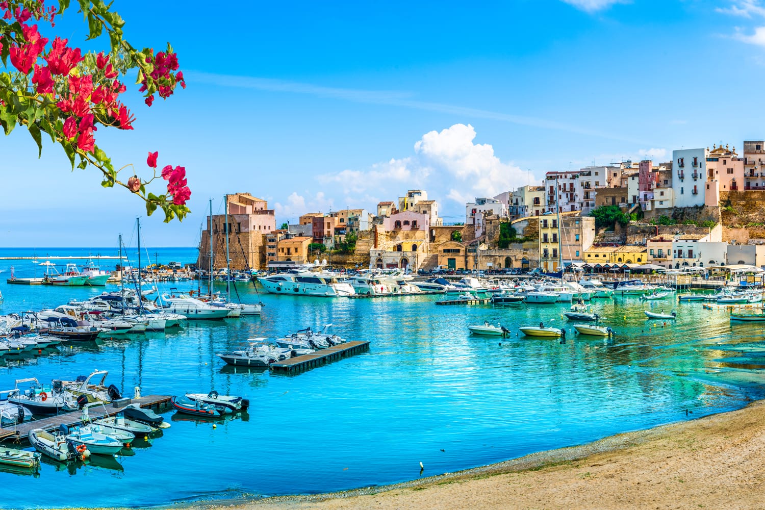 Λιμάνι της Σικελίας Castellammare del Golfo, καταπληκτικό παραθαλάσσιο χωριό του νησιού της Σικελίας, επαρχία Trapani, Ιταλία