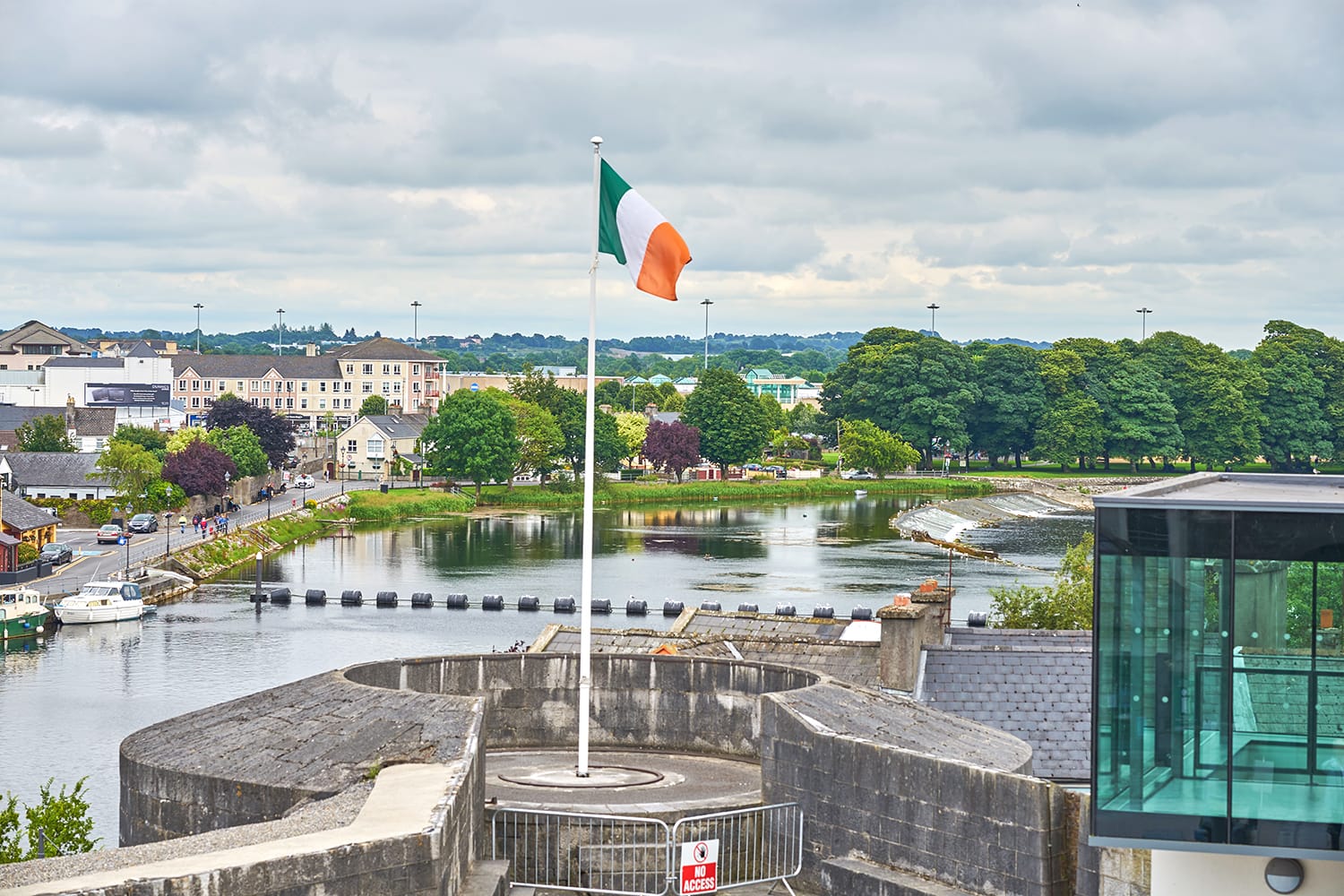 η εθνική σημαία της Ιρλανδίας που κυματίζει σε ένα κοντάρι σημαίας, σε έναν πύργο του Athlone Castle, Co. Westmeath, Ιρλανδία