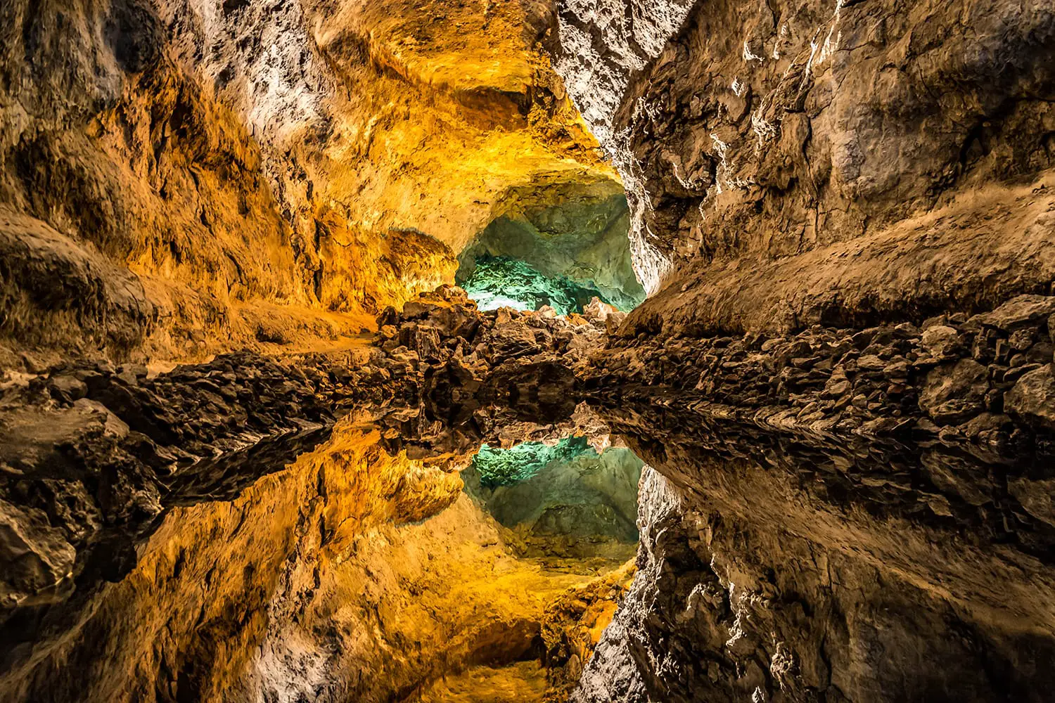 Οπτική ψευδαίσθηση - αντανάκλαση νερού στο Cueva de los Verdes, ένας καταπληκτικός σωλήνας λάβας και τουριστικό αξιοθέατο στο νησί Lanzarote, Ισπανία