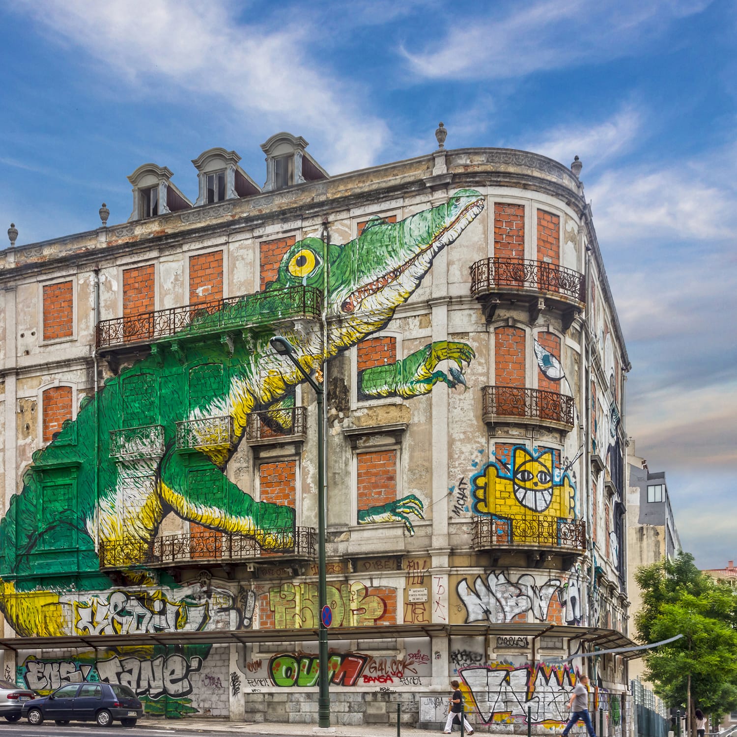 Τέχνη του δρόμου της Λισαβόνας. γκράφιτι πράσινο κροκόδειλος. Ζωγραφικό σπίτι, Avenida Fontes Pereira de Melo, Λισαβόνα, Πορτογαλία.