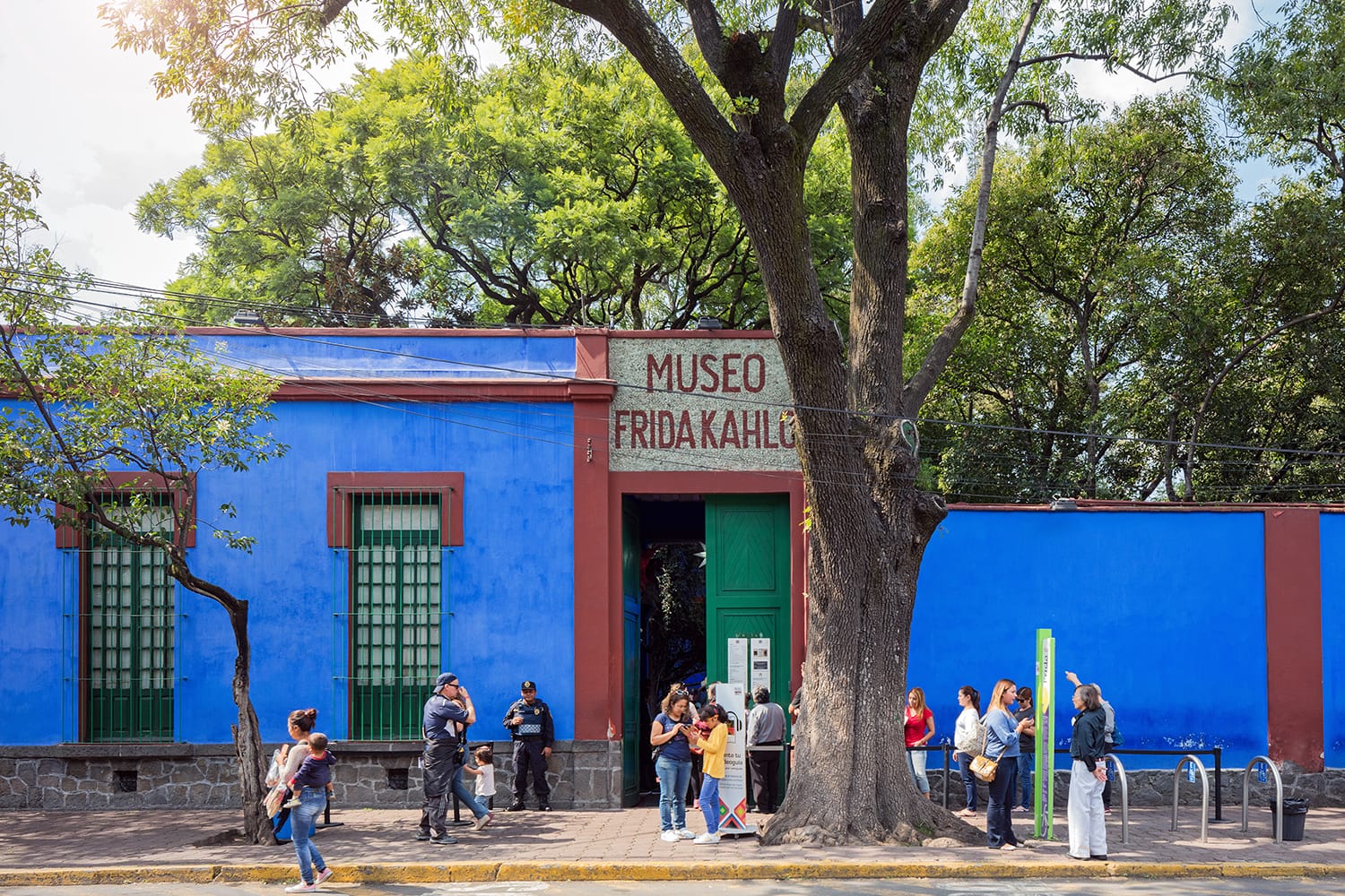 Blue House (La Casa Azul), ιστορικό σπίτι και μουσείο τέχνης αφιερωμένο στη ζωή και το έργο της Μεξικανής καλλιτέχνιδας Φρίντα Κάλο. Πόλη του Μεξικό.