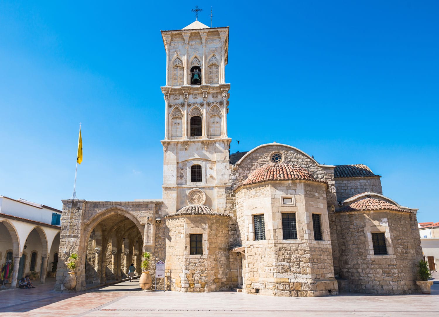 Ορθόδοξη εκκλησία του Αγίου Λαζάρου στη Λάρνακα, Κύπρος ηλιόλουστη πρόσοψη με όμορφες διακοσμήσεις και φόντο μπλε ουρανού με απαλή εστίαση