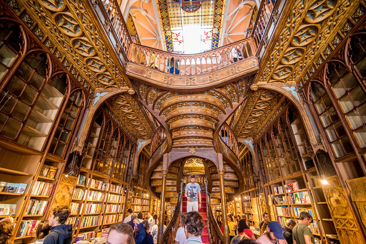 Άποψη υψηλής γωνίας των σκαλοπατιών στο βιβλιοπωλείο Livraria Lello στο Πόρτο, Πορτογαλία