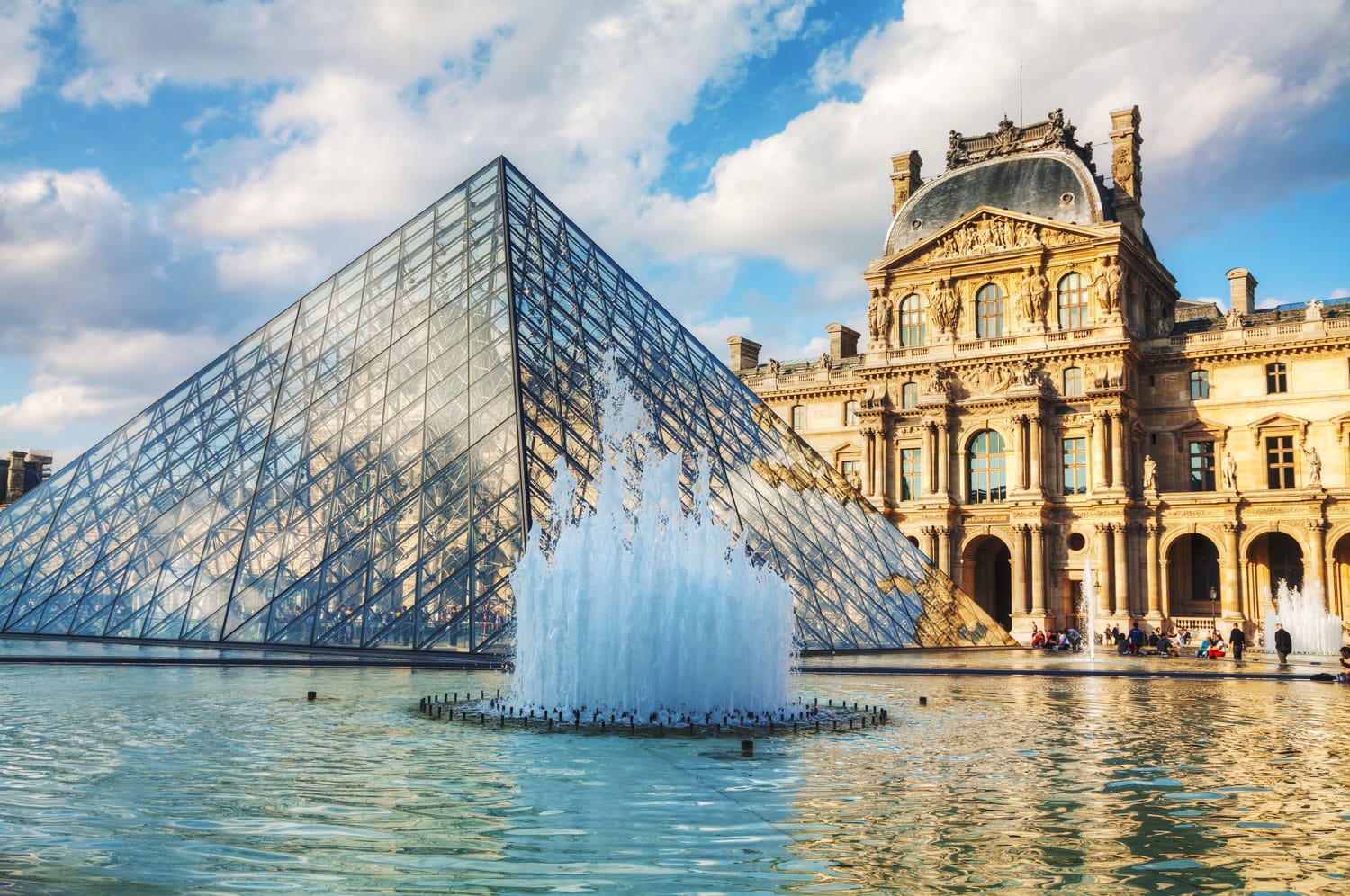 Η πυραμίδα του Λούβρου στο Παρίσι, Γαλλία.