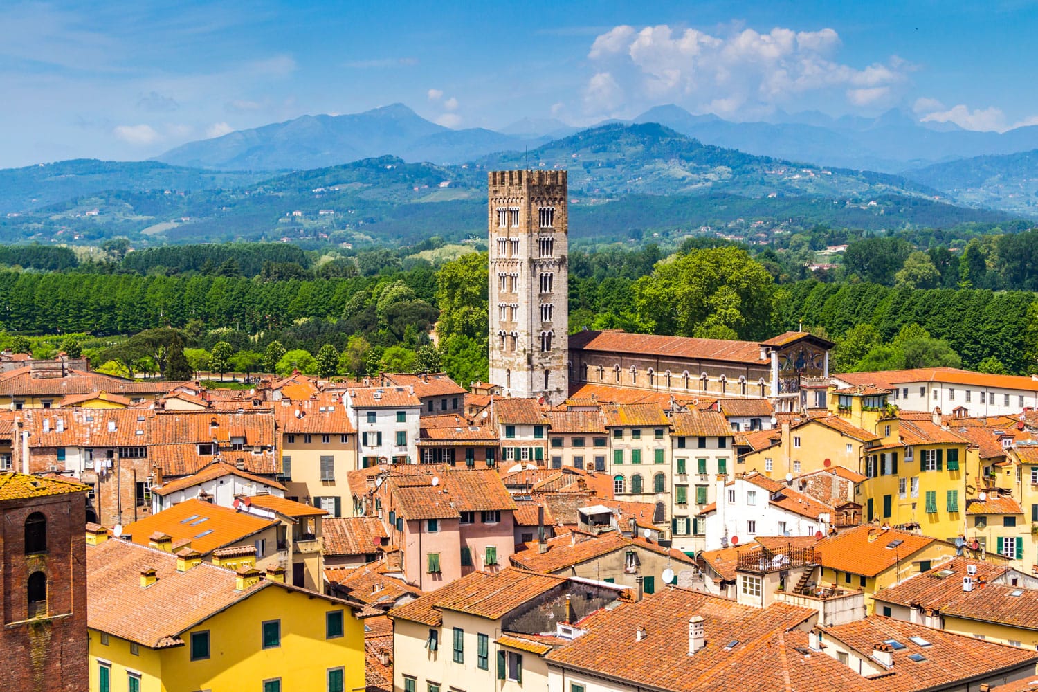 Θέα στην ιταλική πόλη Lucca με χαρακτηριστικές στέγες από τερακότα