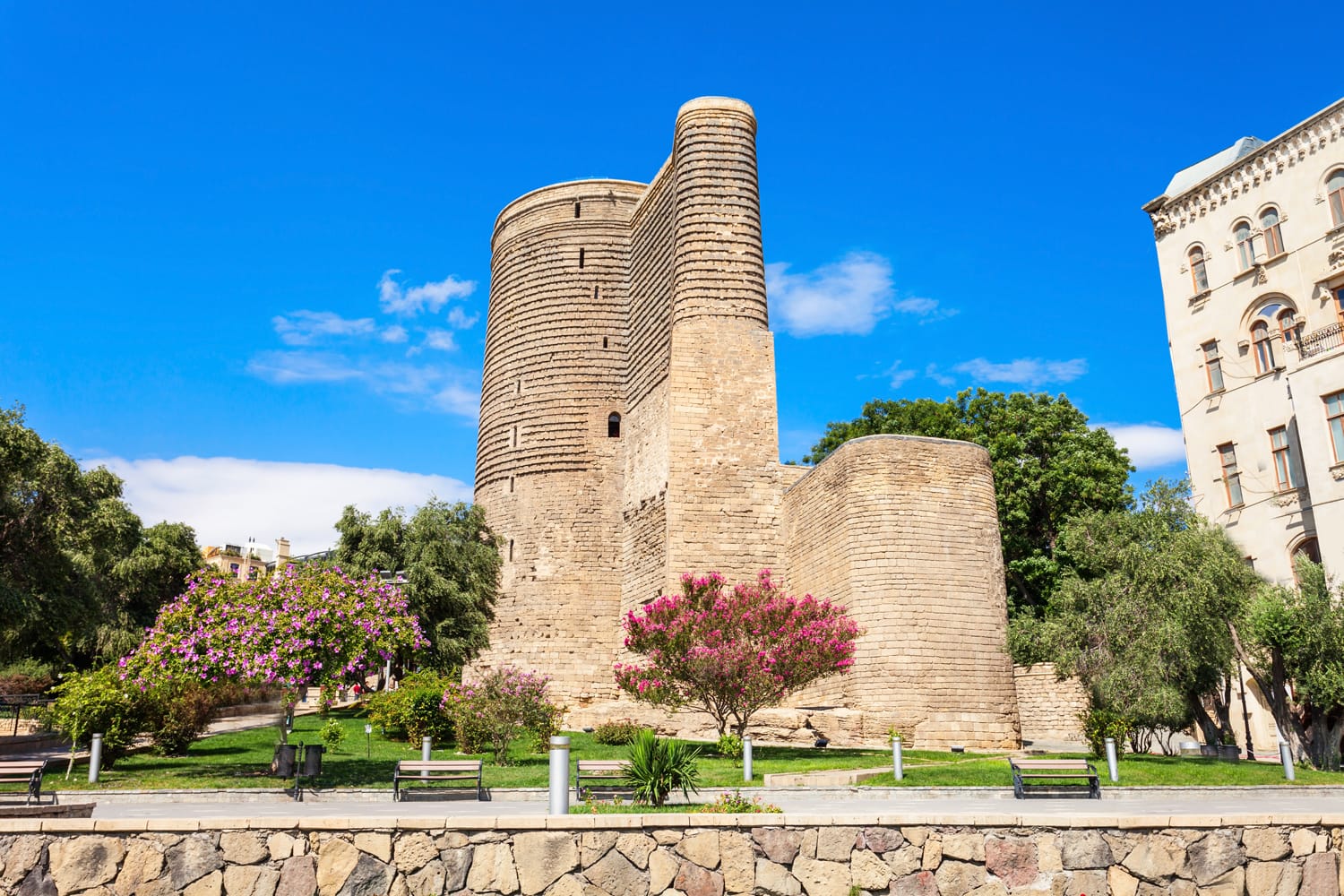 Ο Maiden Tower γνωστός και ως Giz Galasi, βρίσκεται στην Παλιά Πόλη στο Μπακού του Αζερμπαϊτζάν. Το Maiden Tower χτίστηκε τον 12ο αιώνα ως μέρος της περιτειχισμένης πόλης.
