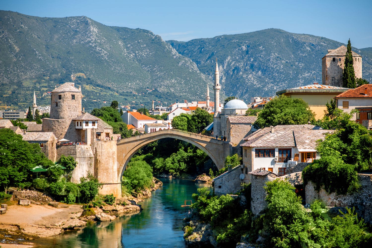 Όμορφη θέα στην πόλη του Μόσταρ με την παλιά γέφυρα και τα αρχαία κτίρια στον ποταμό Neretva στη Βοσνία-Ερζεγοβίνη