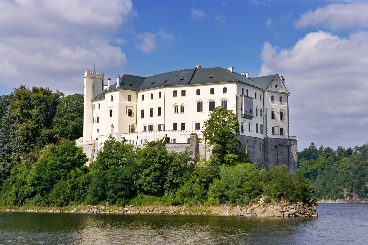 Μνημειακό μεσαιωνικό γοτθικό κάστρο και φράγμα Orlik nad Vltavou στον ποταμό Moldau, Νότια Βοημία, Τσεχική Δημοκρατία