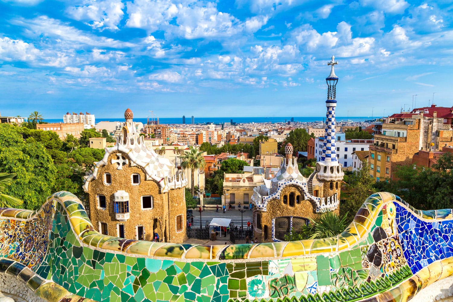 Park Guell από τον αρχιτέκτονα Gaudi σε μια καλοκαιρινή μέρα στη Βαρκελώνη, Ισπανία.