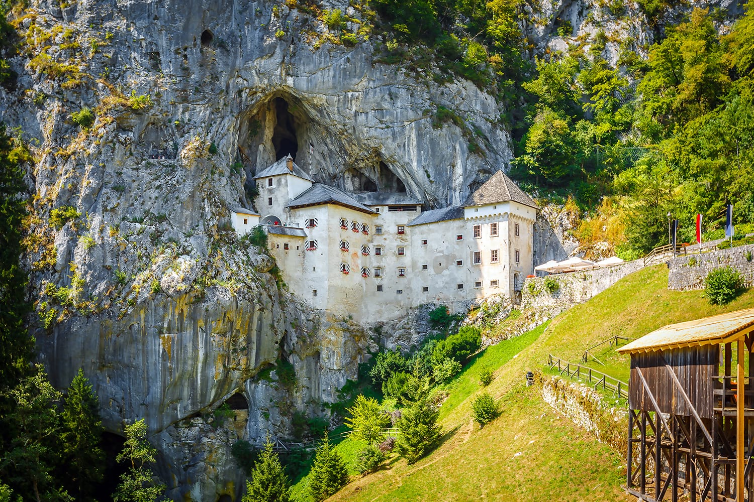 Νήματα; κάστρο στο στόμιο της σπηλιάς σε Postojna, Σλοβενία ​​την άνοιξη
