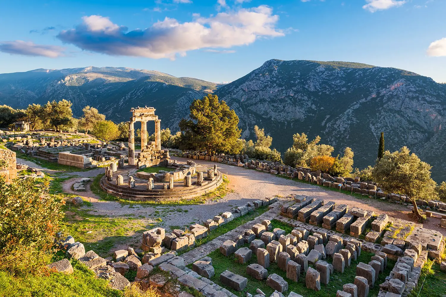 Ερείπια του ναού της Αθηνάς Προναίας στους αρχαίους Δελφούς, Ελλάδα