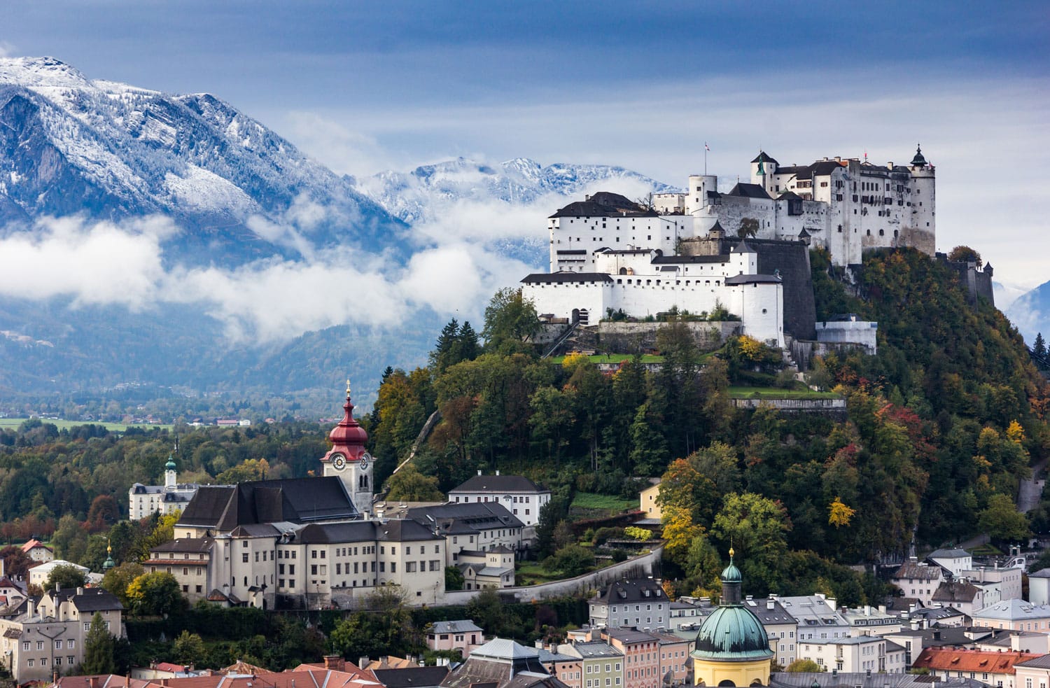 Όμορφη άποψη του ορίζοντα του Σάλτσμπουργκ με το φρούριο Hohensalzburg και τον ποταμό Salzach το καλοκαίρι, Salzburg, Salzburger Land, Αυστρία