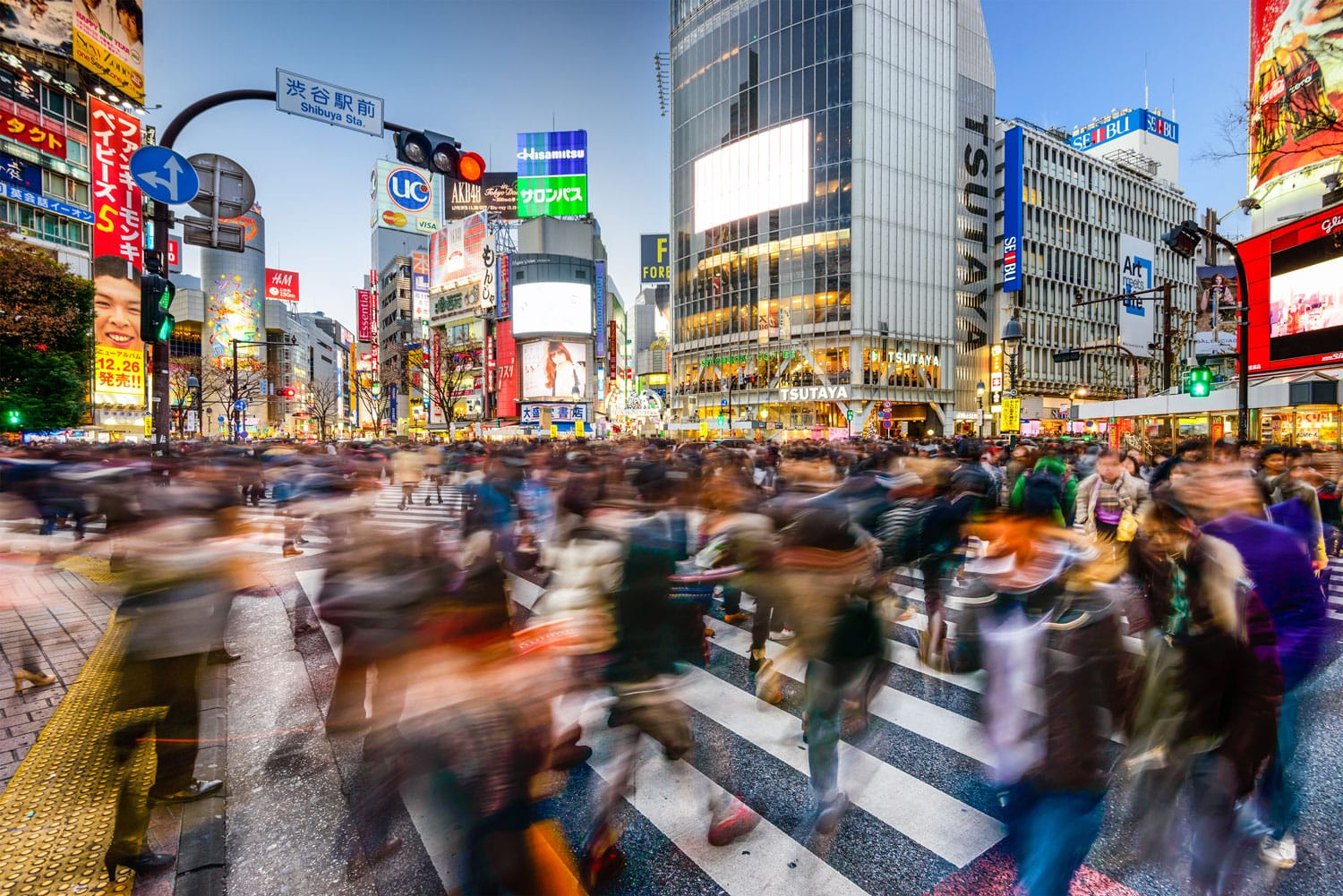 Πεζοί περπατούν στο πέρασμα Shibuya στο Τόκιο, Ιαπωνία