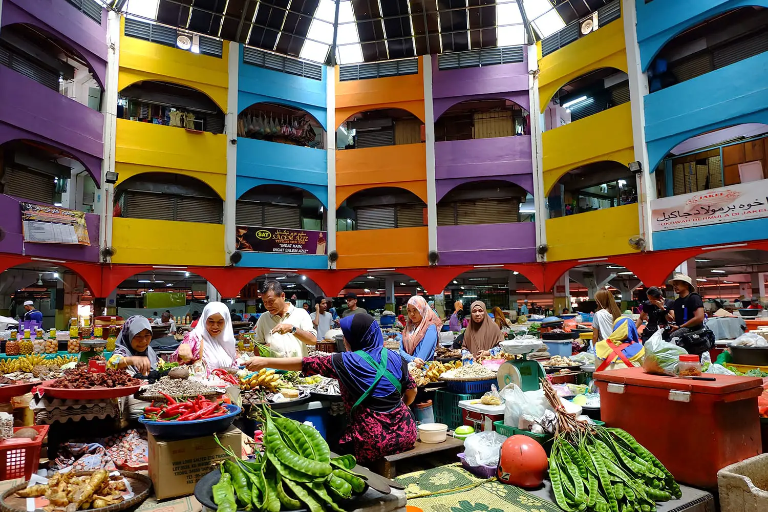 Here is the normal situation in Siti Khadijah Market which is the focus of tourists and locals to buy their daily necessities. Bharu, Malaysia