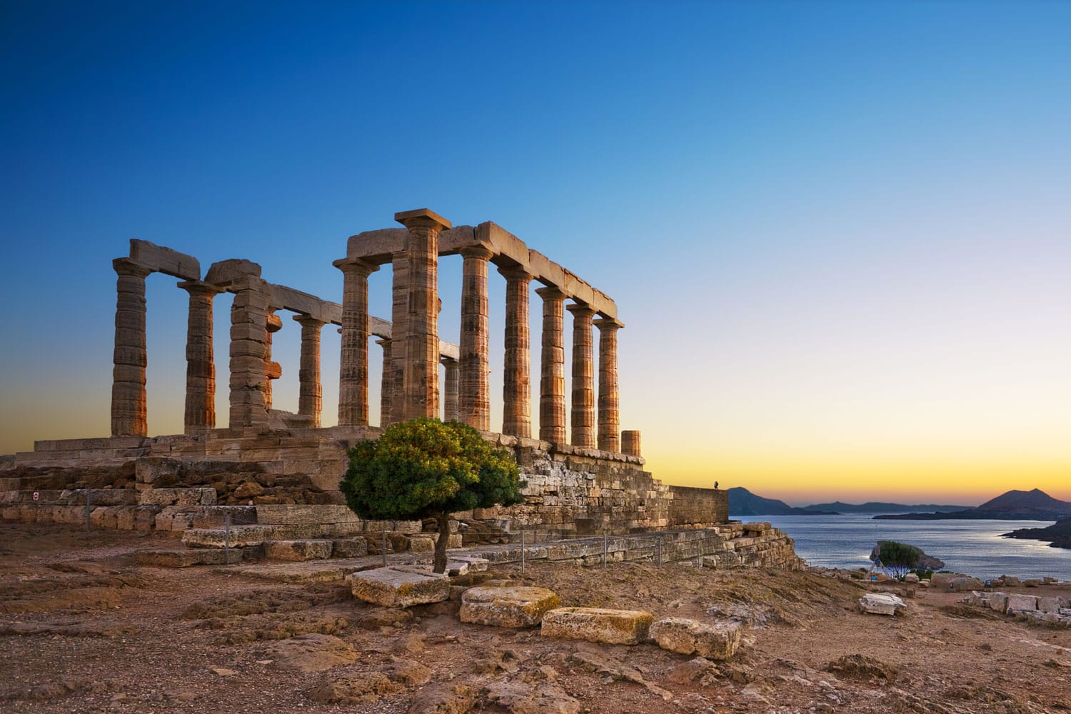 Ερείπια αρχαίου ελληνικού ναού του Ποσειδώνα μετά το ηλιοβασίλεμα