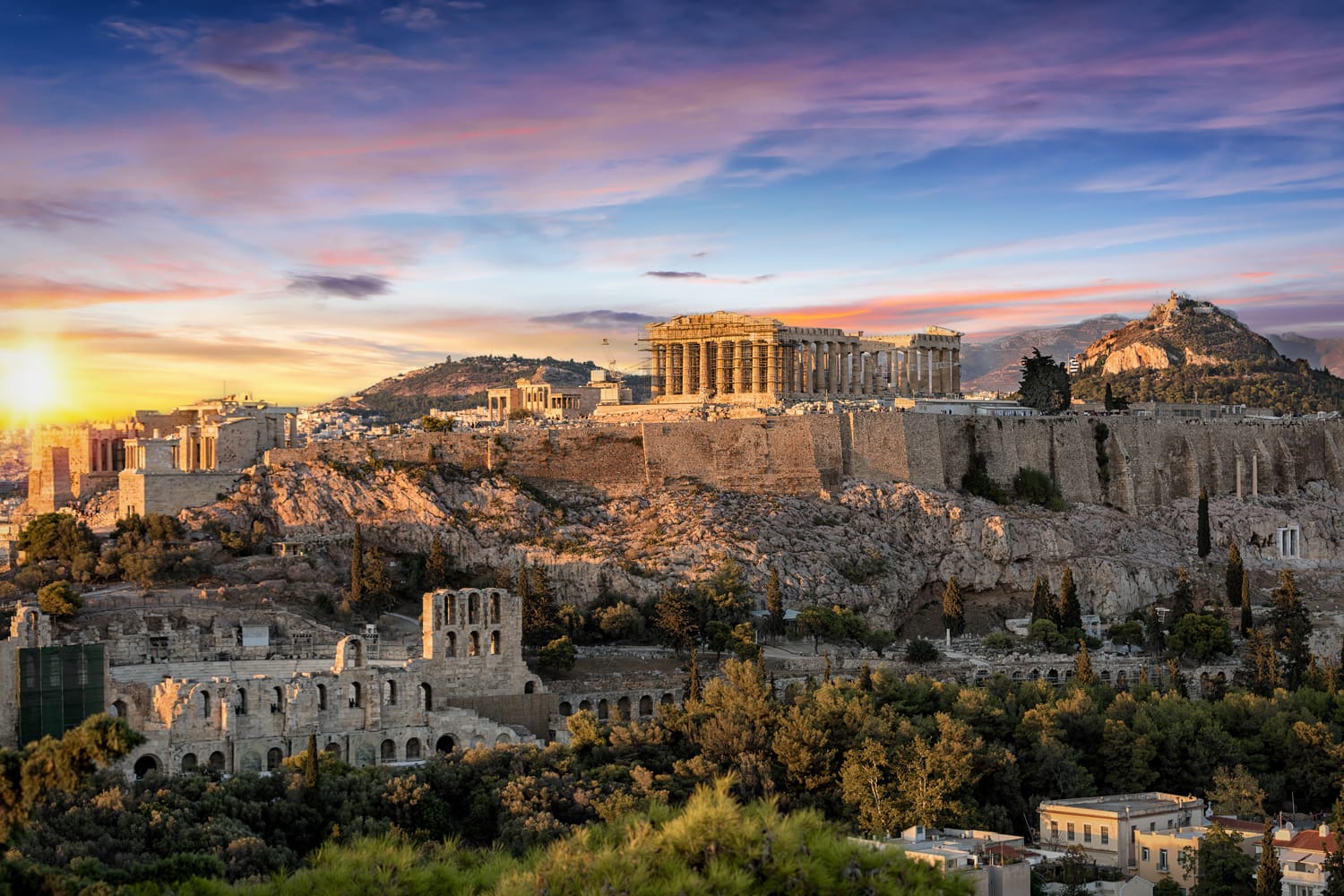 Ο ναός του Παρθενώνα στην Ακρόπολη της Αθήνας, Ελλάδα, κατά τη διάρκεια του πολύχρωμου ηλιοβασιλέματος