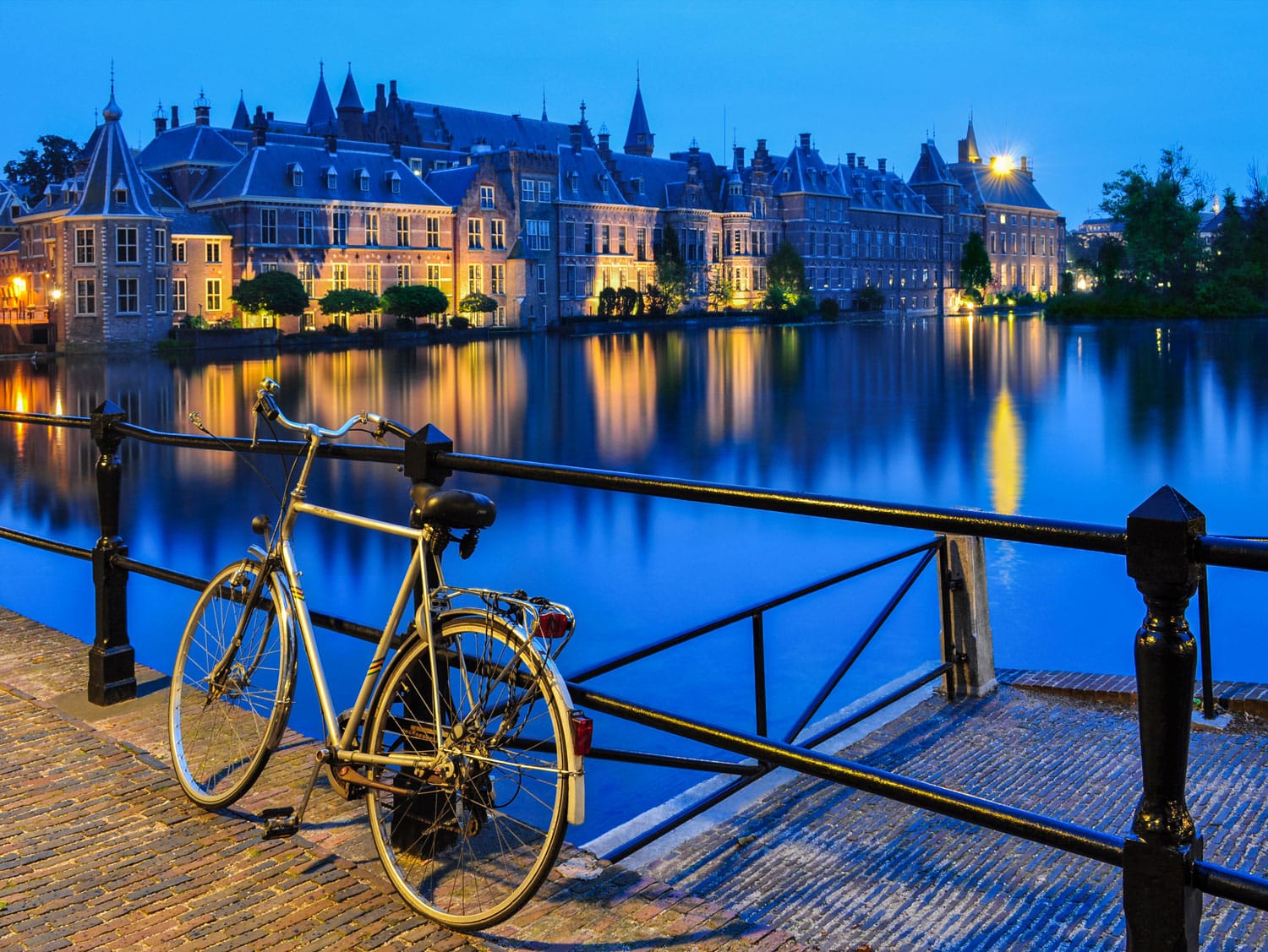 Ποδήλατο σε ένα κανάλι στη Χάγη, κοντά στο Binnenhof