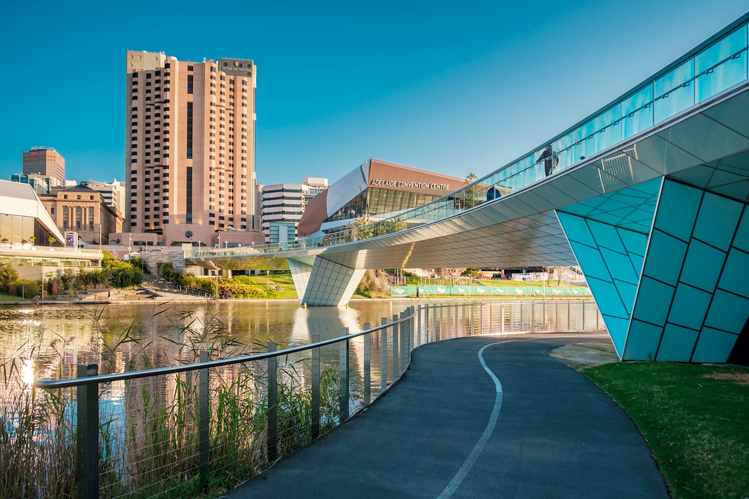 Το κέντρο της πόλης της Αδελαΐδας βλέπει προς την πεζογέφυρα στο Elder Park σε μια φωτεινή μέρα. Αυστραλία
