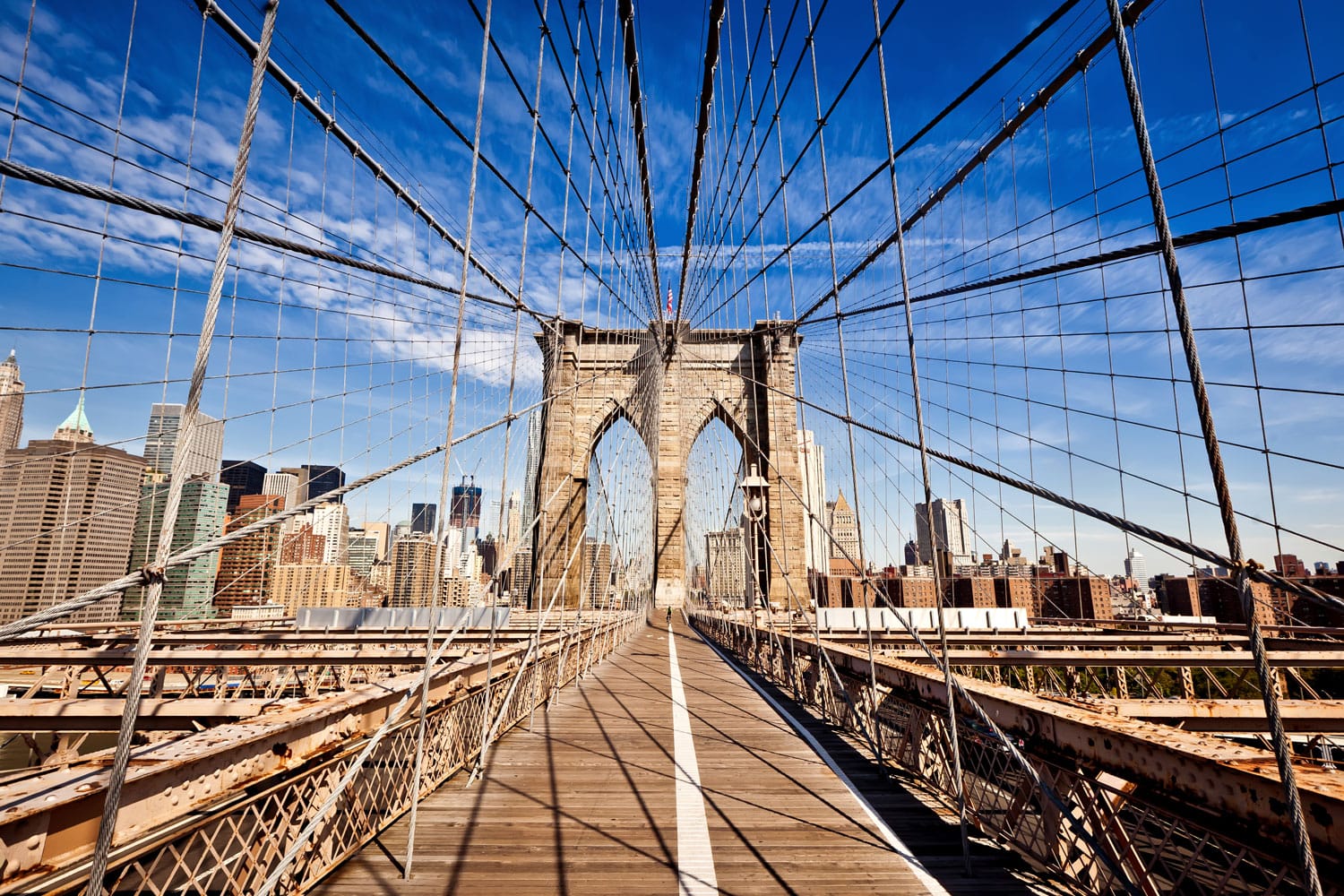 Γέφυρα Μπρούκλιν της Νέας Υόρκης στο Μανχάταν με ουρανοξύστες και ορίζοντα της πόλης πάνω από τον ποταμό Hudson