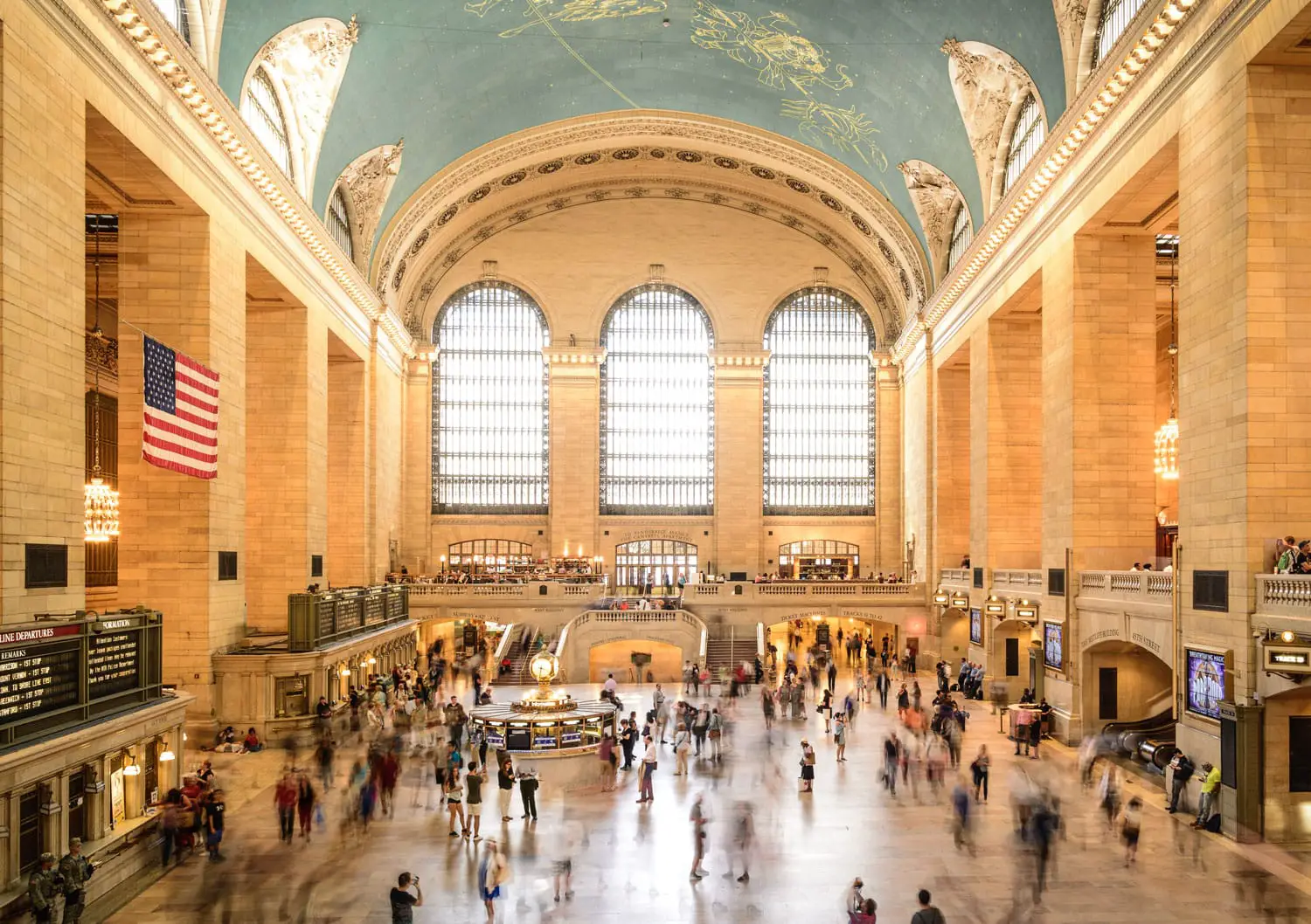 Επιβάτες και τουρίστες στον σταθμό Grand Central στη Νέα Υόρκη.