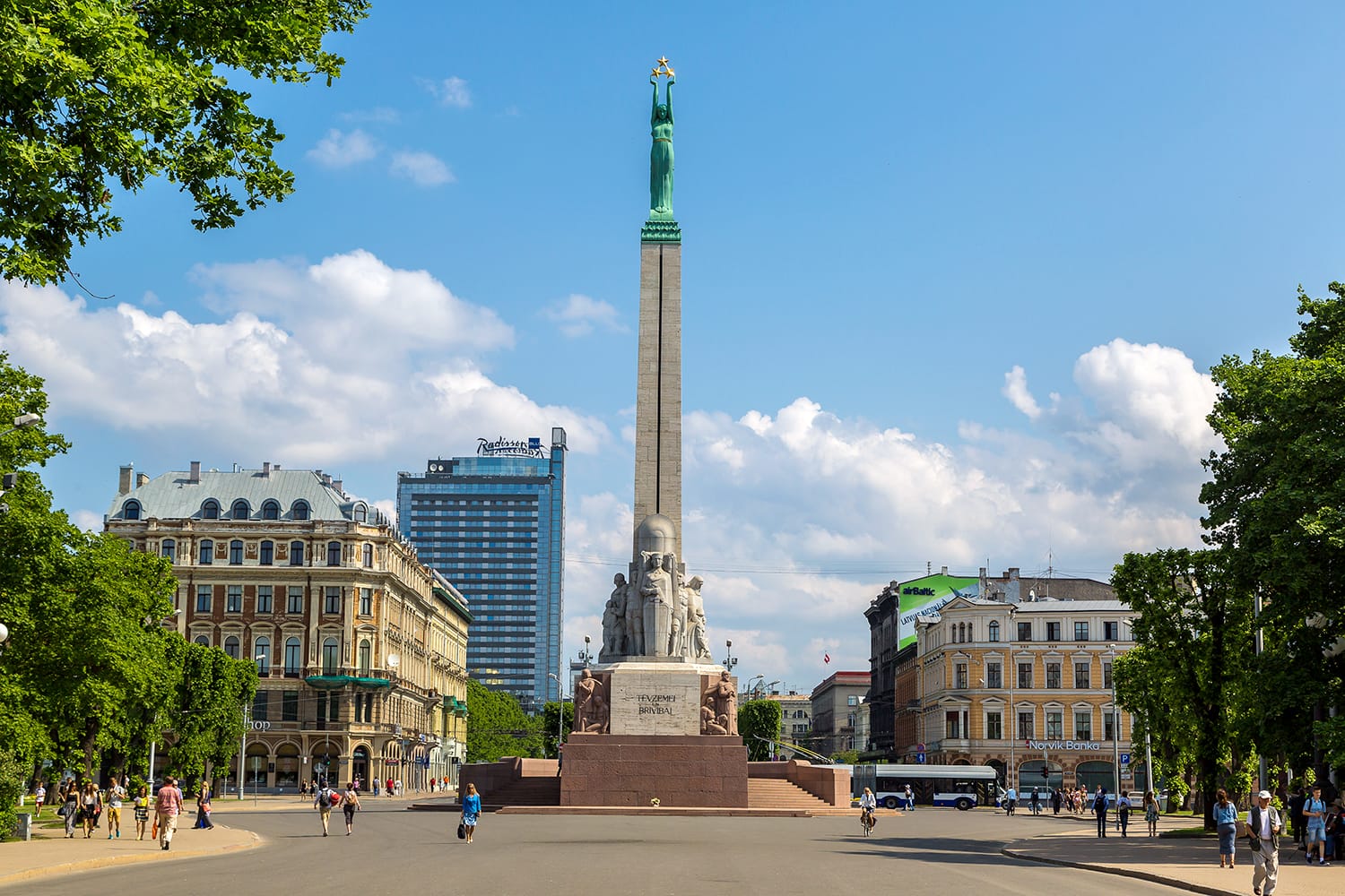 Milda - το μνημείο της ελευθερίας στη Ρίγα σε μια όμορφη καλοκαιρινή μέρα, Λετονία