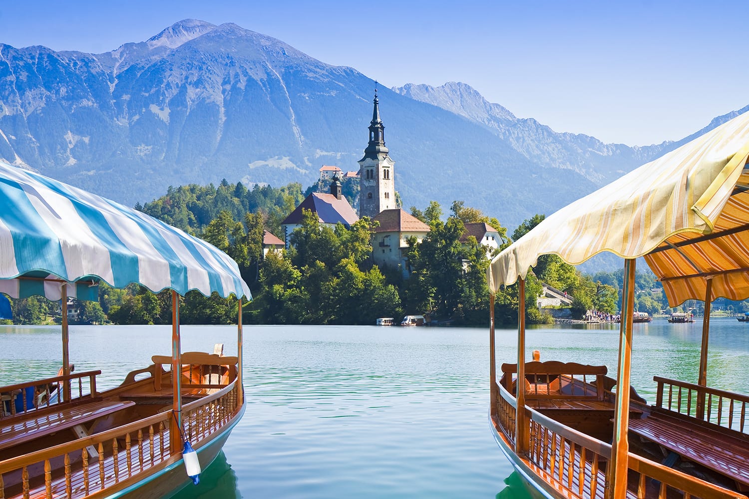 Τυπικές ξύλινες βάρκες, σε σλοβενική κλήση "Πλέτνα"στη λίμνη Bled, την πιο διάσημη λίμνη της Σλοβενίας με το νησί της εκκλησίας (Ευρώπη - Σλοβενία)