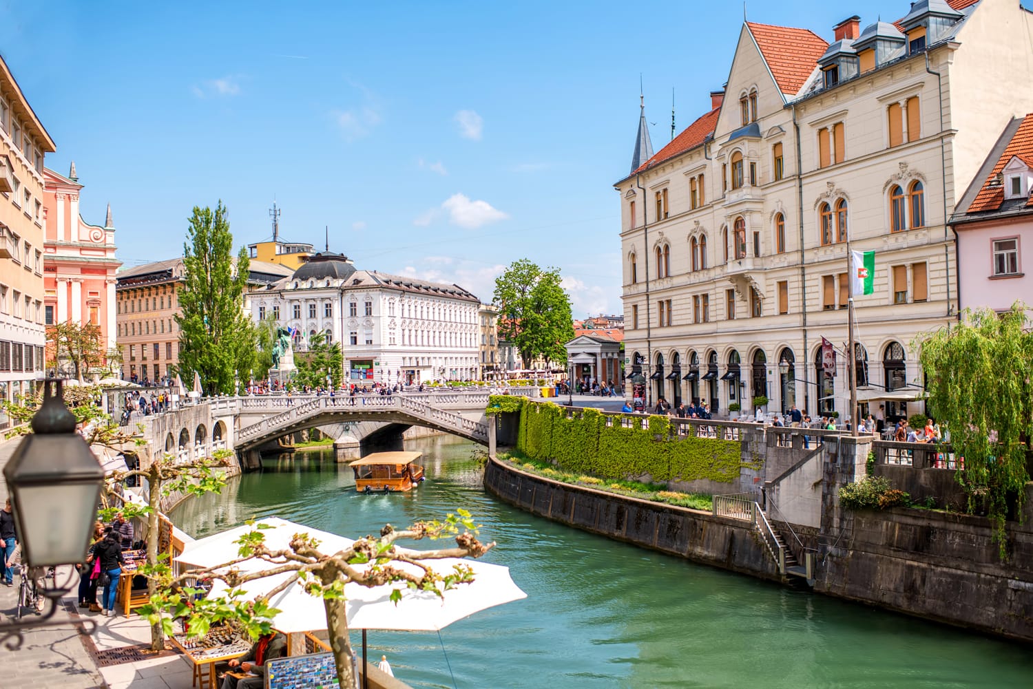 Άποψη αστικό τοπίο στο κανάλι του ποταμού Ljubljanica στην παλιά πόλη της Λιουμπλιάνα.  Η Λιουμπλιάνα είναι η πρωτεύουσα της Σλοβενίας και διάσημος ευρωπαϊκός τουριστικός προορισμός.