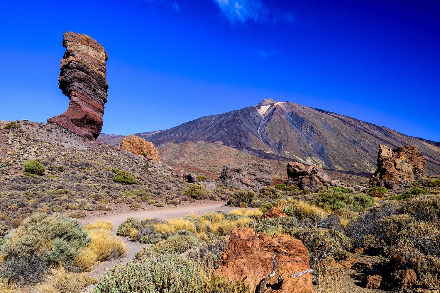 Βραχώδεις σχηματισμοί (Roque Cinchado) και το όρος Teide στο εθνικό πάρκο Teide. Τενερίφη, Κανάρια Νησιά, Ισπανία