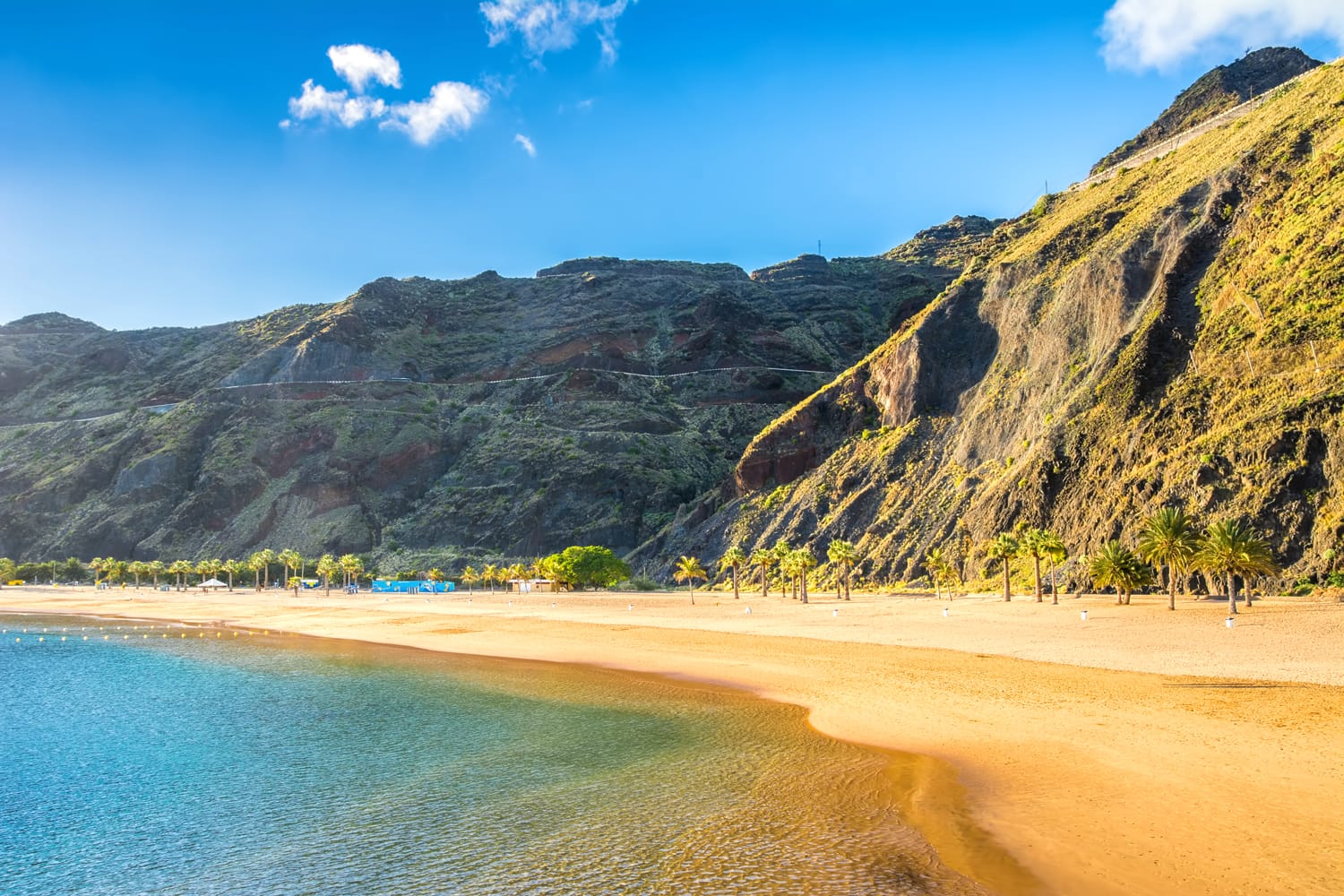 Καταπληκτική θέα στην παραλία Λας Τερεσίτας με την κίτρινη άμμο.  Τοποθεσία: Santa Cruz de Tenerife, Τενερίφη, Κανάρια Νησιά.