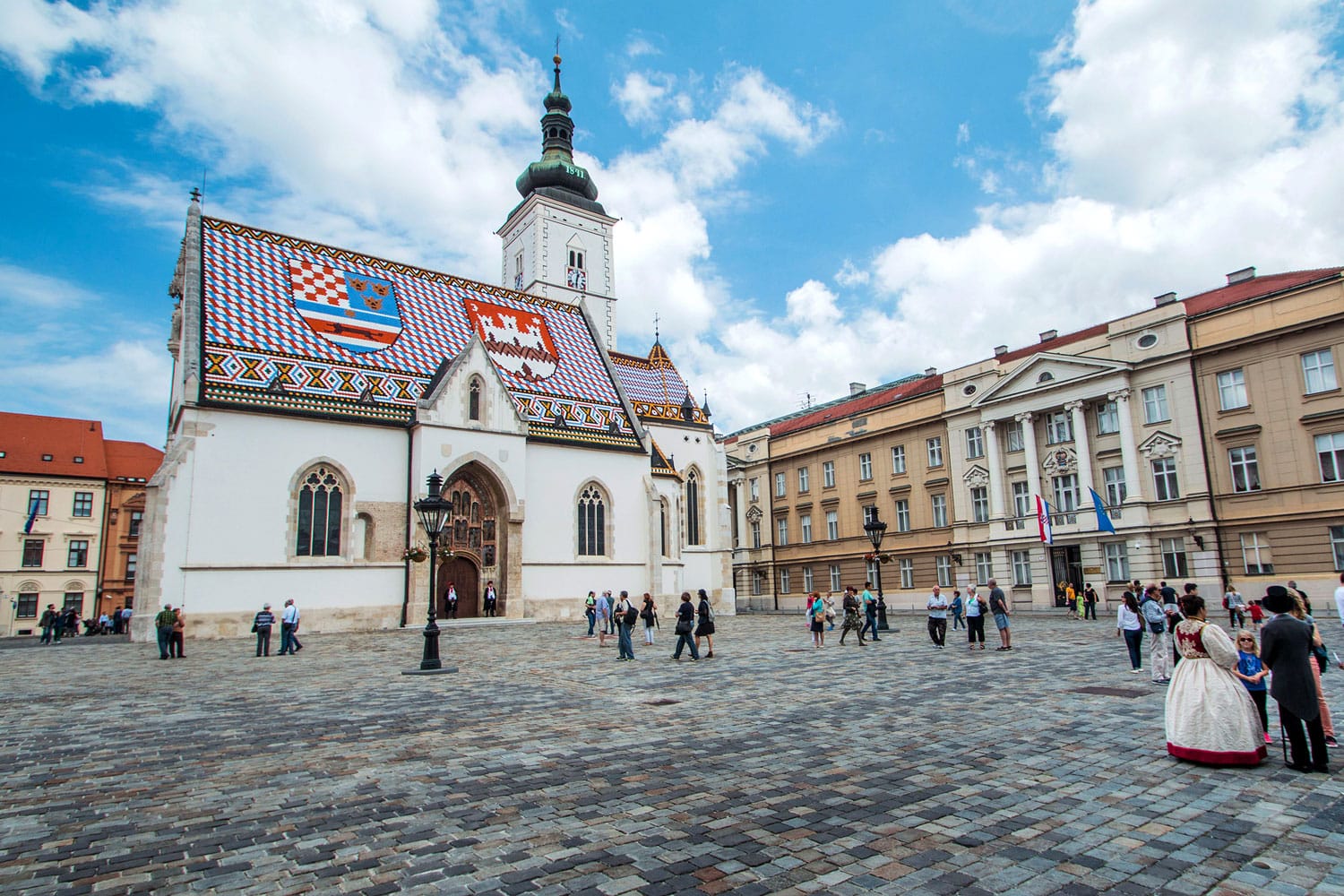 Πλατεία του Αγίου Μάρκου στο Ζάγκρεμπ, Κροατία, που περιβάλλεται από τουρίστες. Η πλατεία του Αγίου Μάρκου είναι το πολιτικό κέντρο της Κροατίας και δημοφιλής τουριστική τοποθεσία.