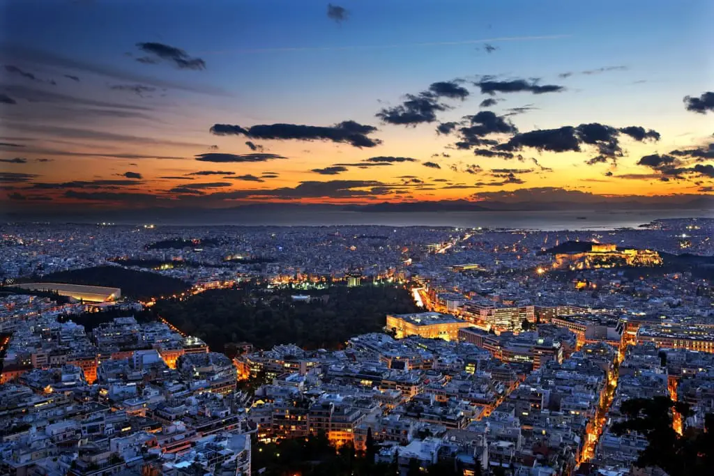 Πανοραμική άποψη της πόλης της Αθήνας από το λόφο του Λυκαβηττού, μετά το ηλιοβασίλεμα, Αθήνα, Ελλάδα