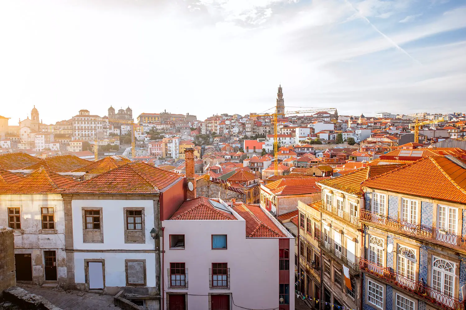 Άποψη αστικό τοπίο με όμορφα παλιά κτίρια κατά τη διάρκεια του ηλιοβασιλέματος στην πόλη του Πόρτο, Πορτογαλία