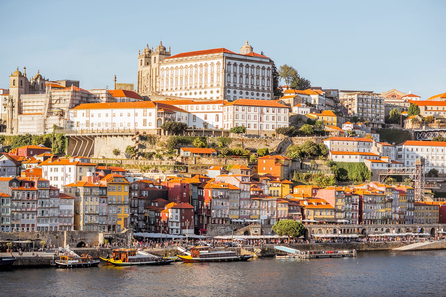 Άποψη τοπίου στην παλιά πόλη στην όχθη του ποταμού Douro στο Πόρτο κατά τη διάρκεια του ηλιοβασιλέματος στην Πορτογαλία