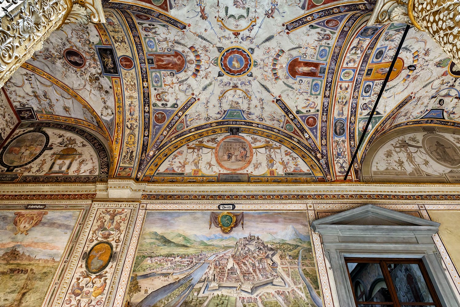 Περίτεχνη αυλή του Palazzo Vecchio. Όμορφες τοιχογραφίες της Αναγέννησης ακόμα και στο ταβάνι. Το Palazzo Vecchio είναι ένα από τα κύρια ορόσημα της Φλωρεντίας ή της Φλωρεντίας.