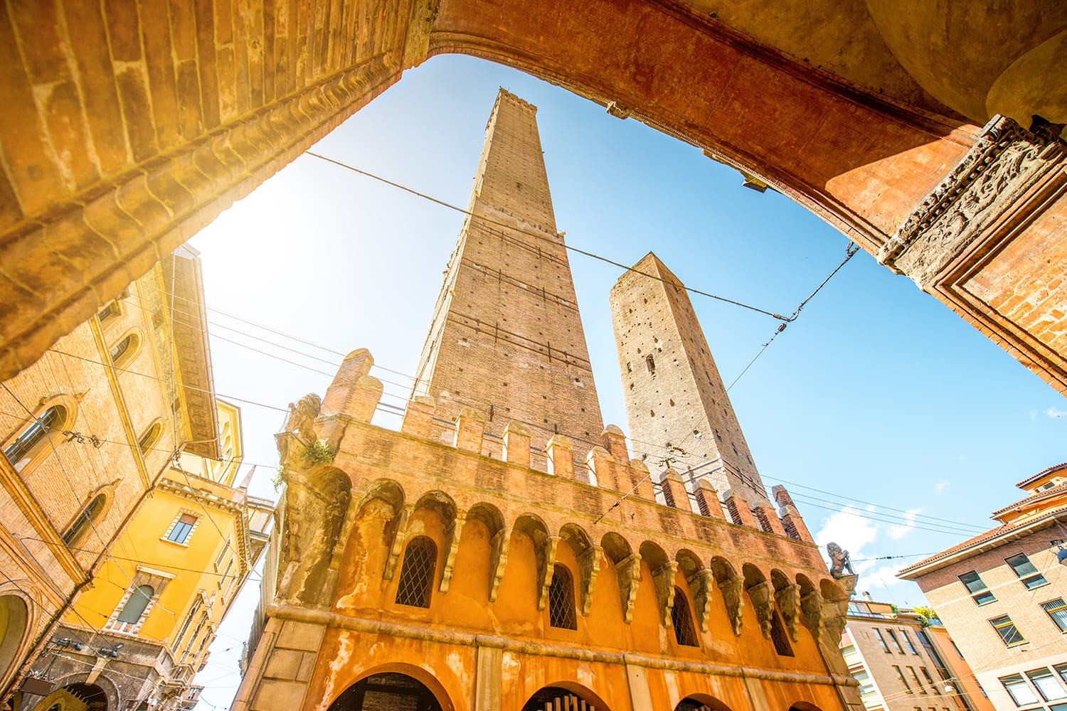 Δύο διάσημοι κεκλιμένοι πύργοι Garisenda και Asinelli στην πόλη της Μπολόνια. Οι δύο κεκλιμένοι πύργοι της Μπολόνια είναι το κύριο σύμβολο της πόλης