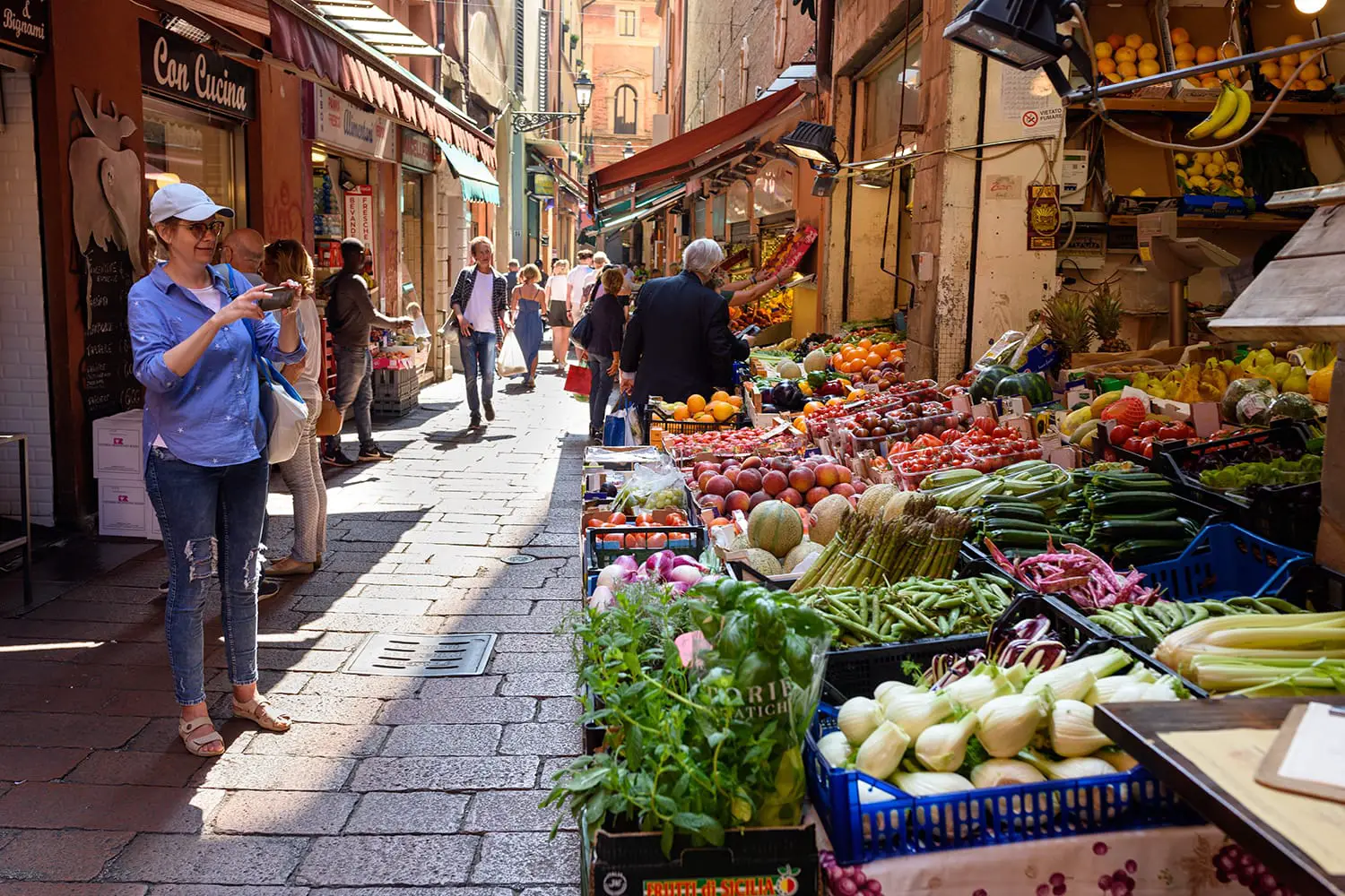 Παντοπωλεία και πάγκοι τροφίμων στη Via Pescherie Vecchie στο κέντρο της Μπολόνια