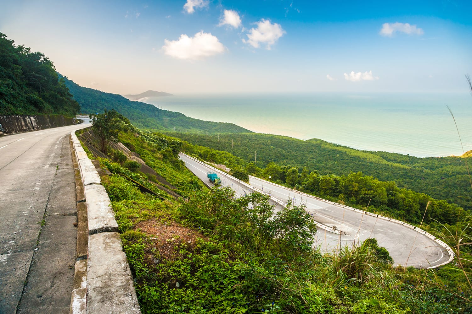 Πέρασμα Hai Van - ο διάσημος δρόμος που οδηγεί κατά μήκος των βουνών της ακτής κοντά στην πόλη Da Nang, Βιετνάμ