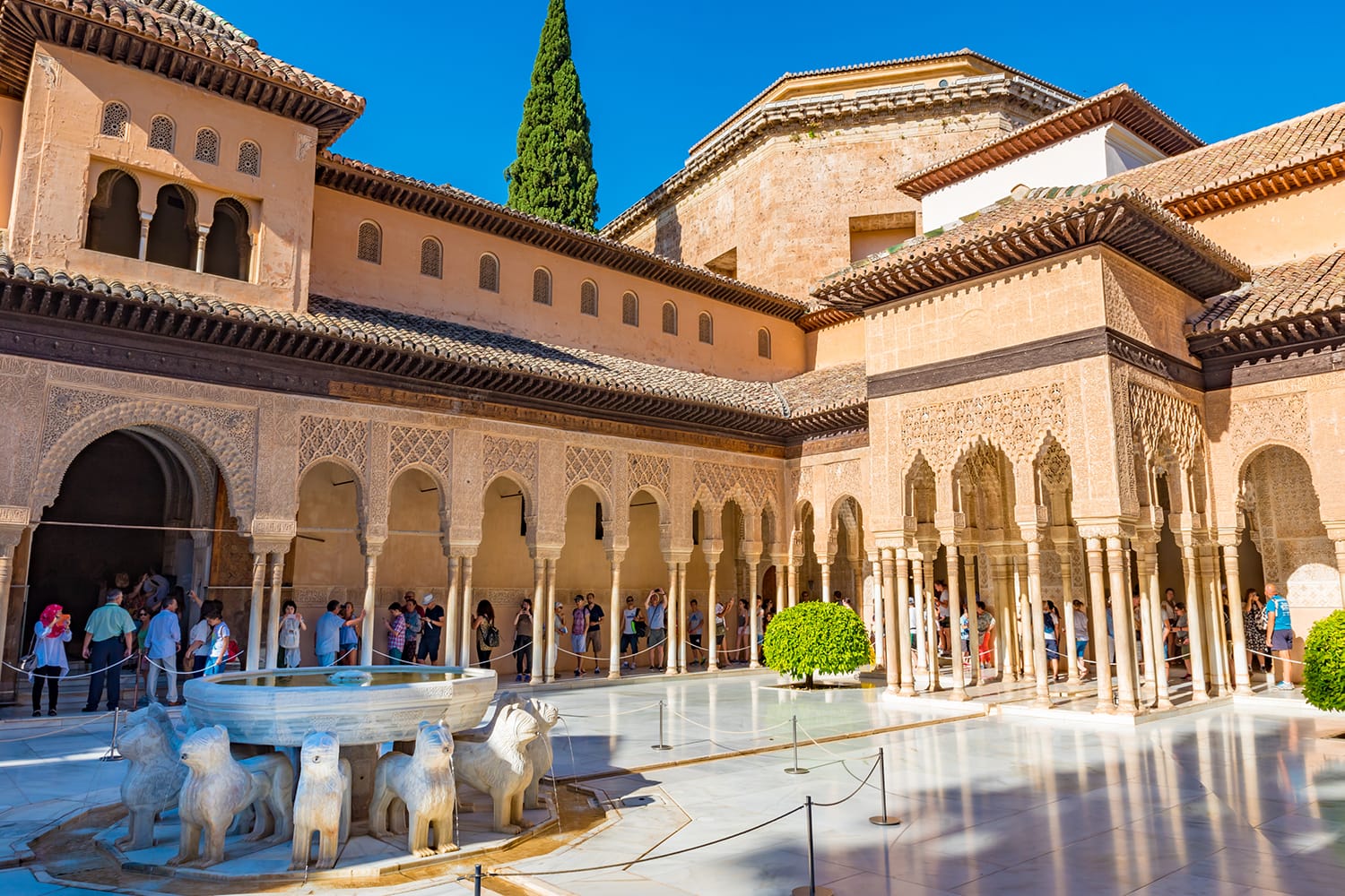 Patio de los Leones (Court of the Lions) of the Nasrid dynasty Palace of the Lions in the Alhambra, Granada, Andalusia, Spain