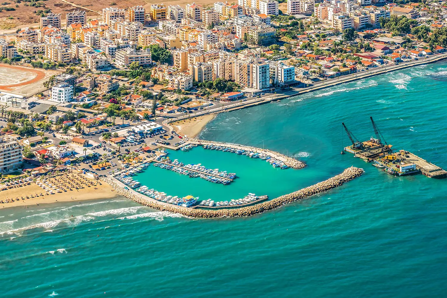 Θαλάσσιο λιμάνι της Λάρνακας, Κύπρος. Θέα από το αεροσκάφος στην ακτογραμμή, τις παραλίες, το λιμάνι και την αρχιτεκτονική της πόλης της Λάρνακας.