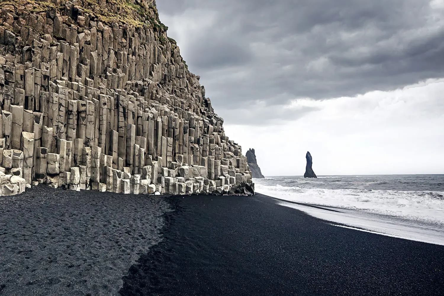 Η παραλία με μαύρη άμμο Reynisfjara και το όρος Reynisfjall από το ακρωτήρι Dyrholaey στη νότια ακτή της Ισλανδίας.