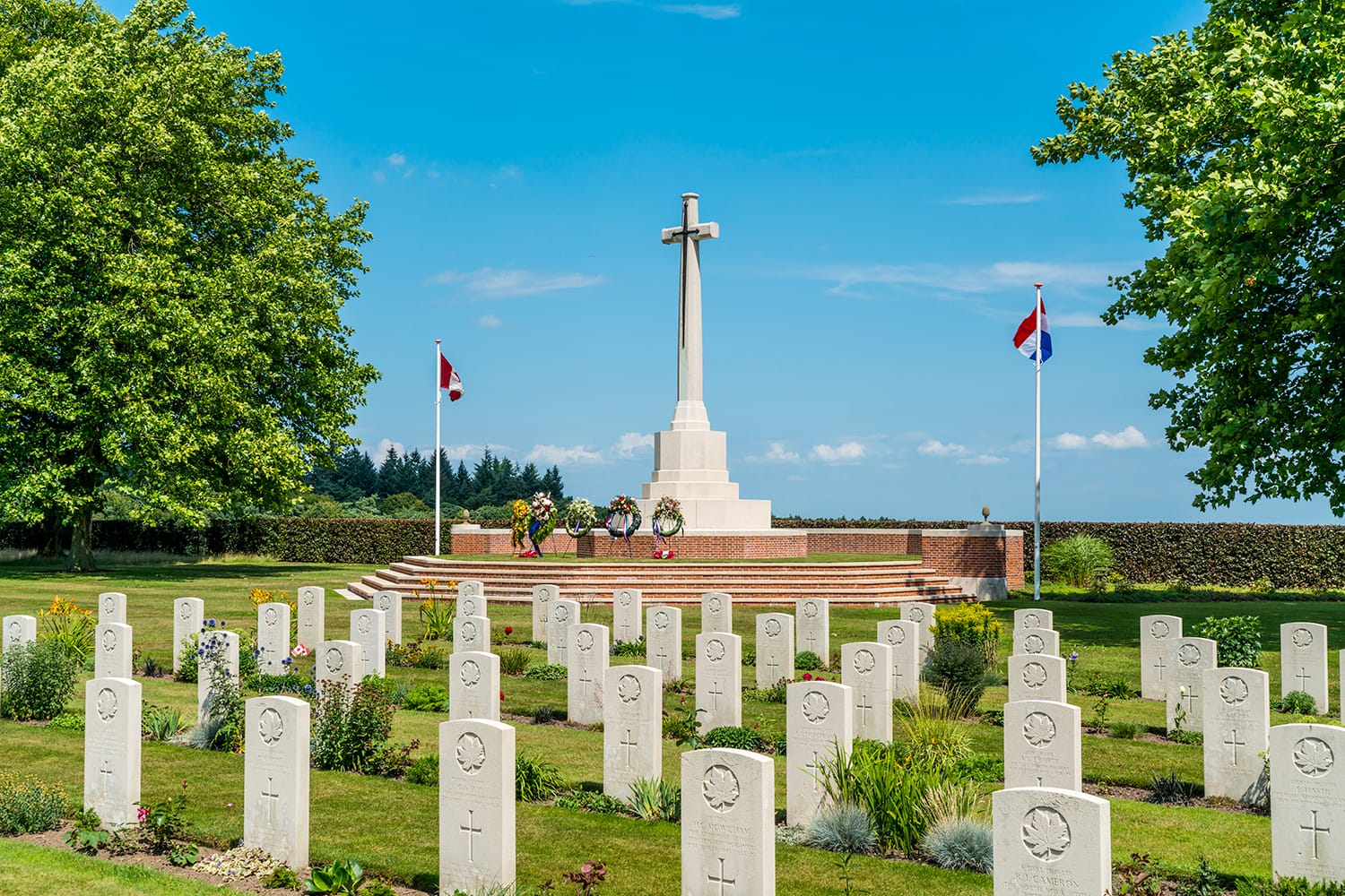 Τάφοι και το μνημείο στο καναδικό πολεμικό νεκροταφείο και μνημείο στο Groesbeek, Κάτω Χώρες