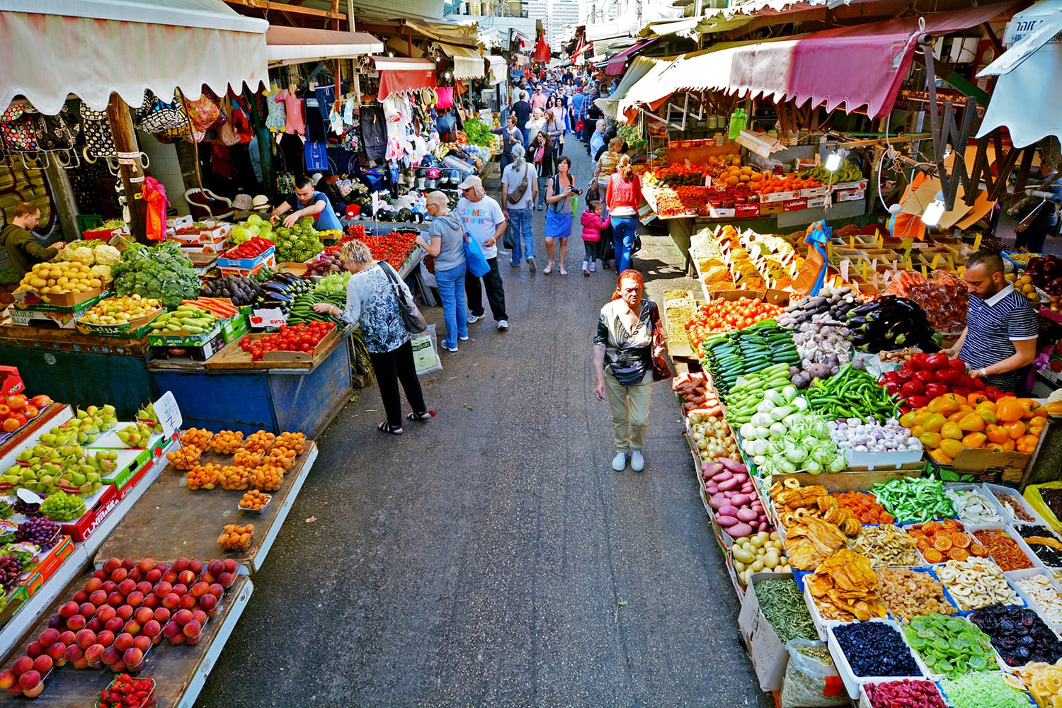 Αγοραστές στην αγορά Carmel Shuk HaCarmel στο Τελ Αβίβ, Ισραήλ