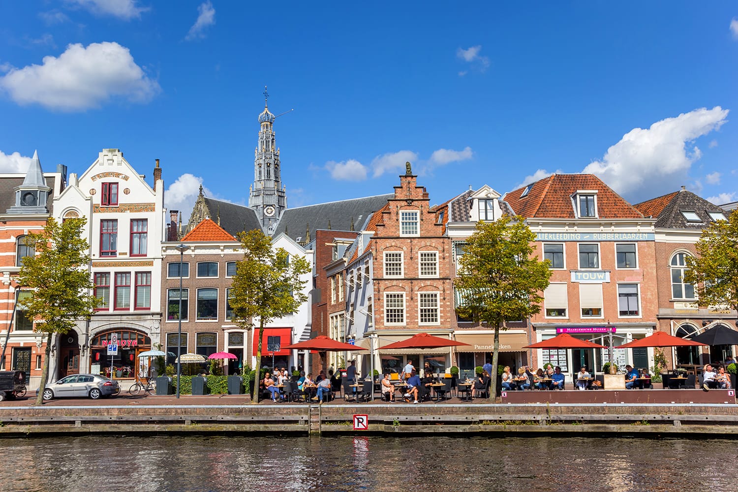Άνθρωποι που απολαμβάνουν τον ήλιο σε ένα ιστορικό κανάλι στο Χάρλεμ της Ολλανδίας