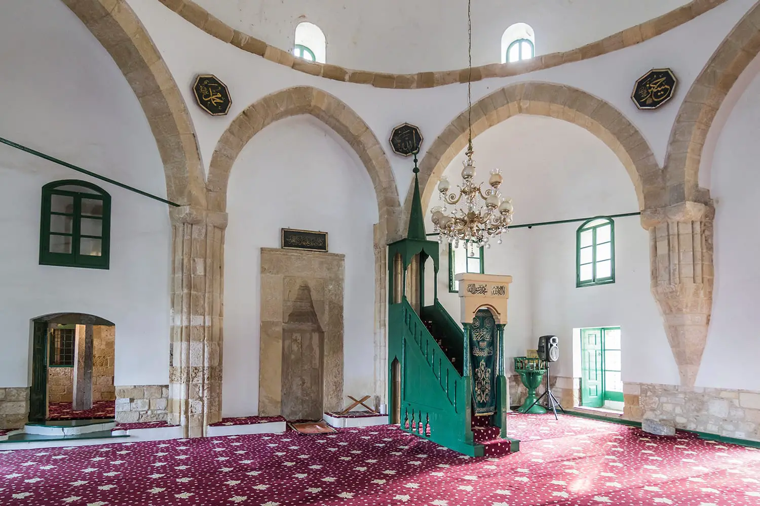 το mikhrab, το minbar και το εσωτερικό του τζαμιού Hala Sultan Tekke, ενός από τους πιο ιερούς ισλαμικούς χώρους λατρείας