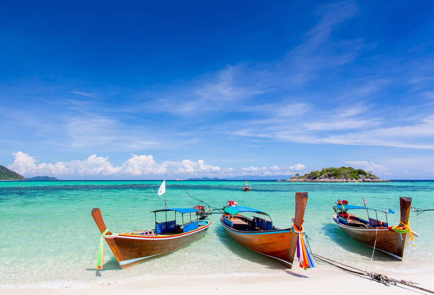 βάρκα με μακριά ουρά στην παραλία Bundhaya Koh LIPE Ταϊλάνδη